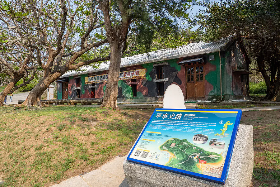 西嶼東臺軍事史蹟園區外的詳細軍事史蹟導覽地圖與歷史簡介告示牌
