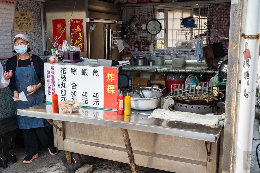 剛起鍋熱騰騰的外垵炸粿,金黃酥脆的外皮看著就讓人食指大動