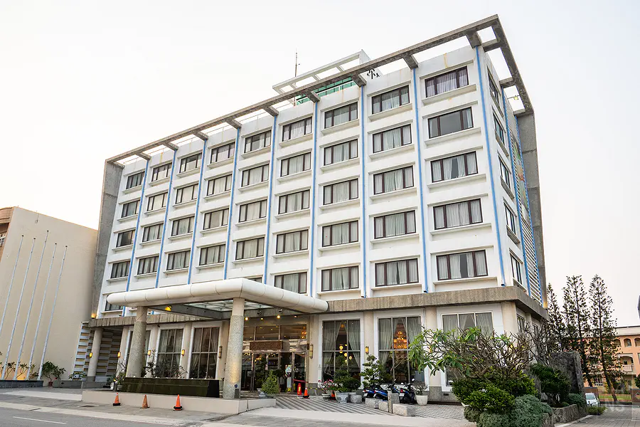 澎湖馬公市區元泰大飯店純白質感外觀與便利交通位置