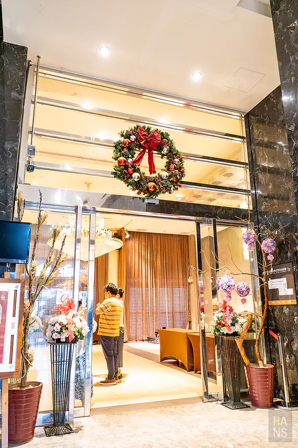 元泰大飯店宴會廳入口處的精緻花圈與溫馨佈置