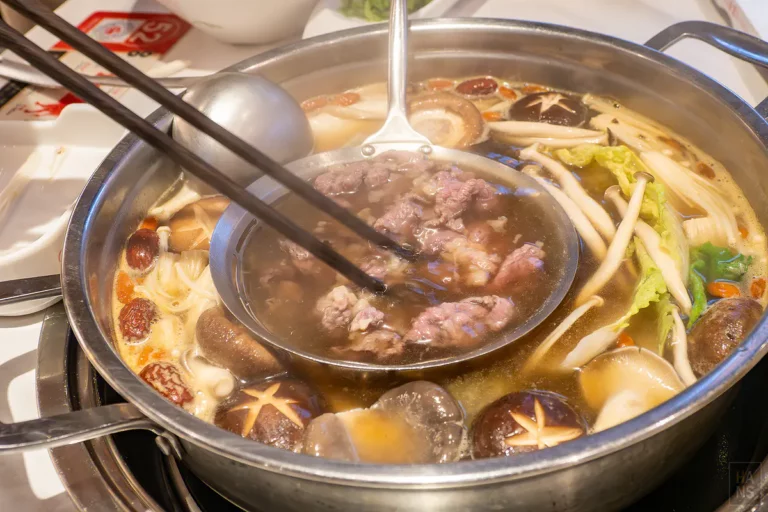 廈門美食｜八合里潮汕牛肉火鍋蓮花路口店，鮮甜軟嫩溫體牛搭配老火菌菇湯底，在地人也愛的好滋味
