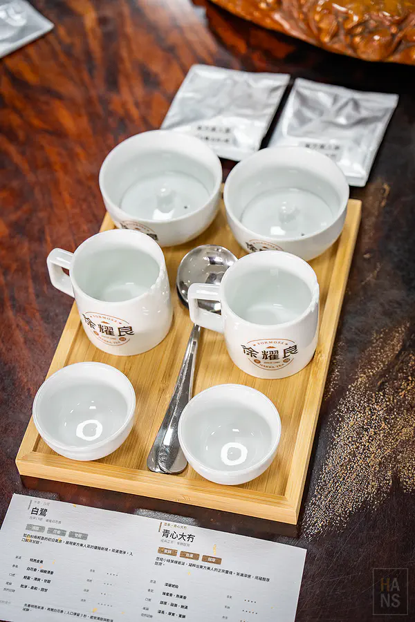 陳列整齊的各式徐耀良品牌茶葉商品