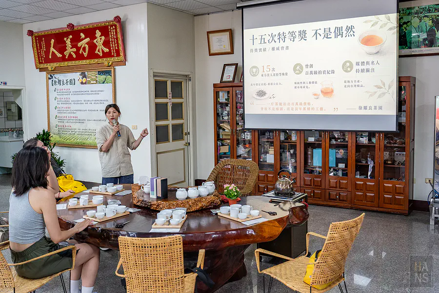 外觀呈現白綠黃紅褐五色的頂級東方美人茶葉