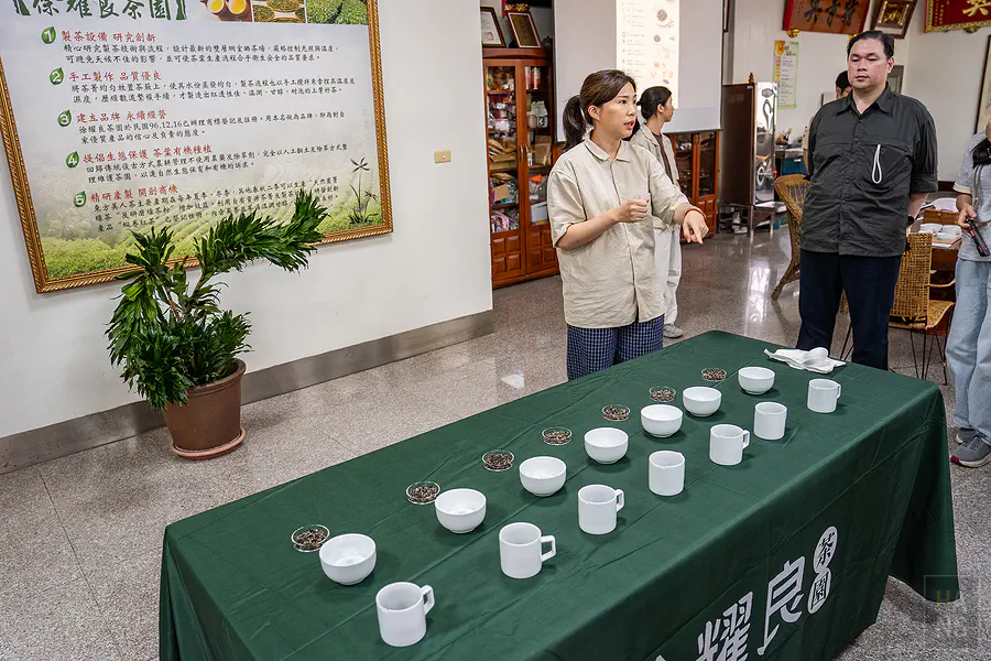 親自拿著熱水壺注水沖泡比賽茶