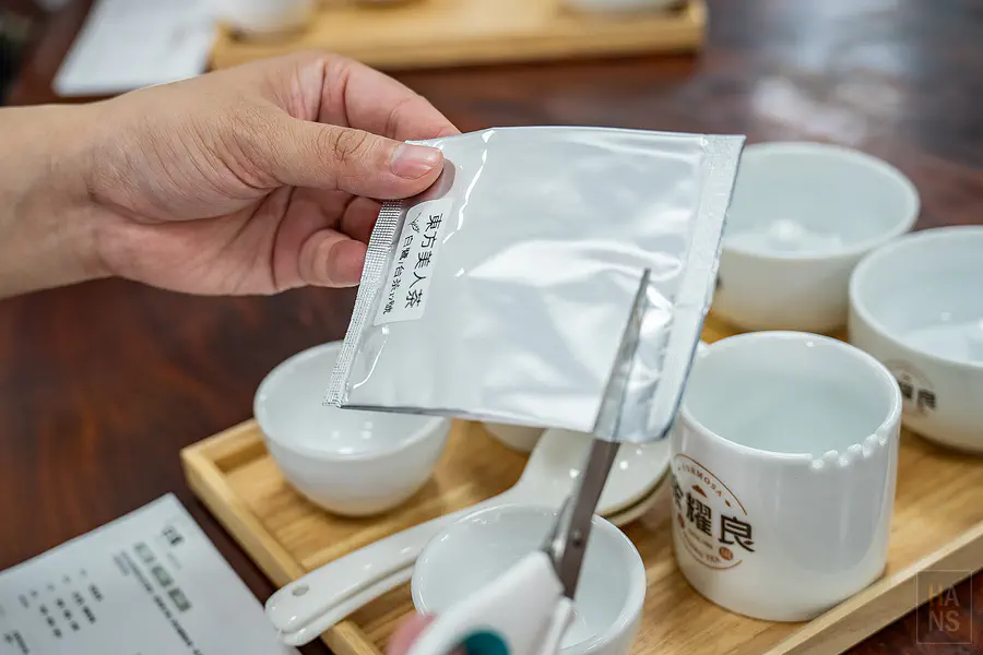 在茶園中體驗採摘一心二葉的珍貴茶菁