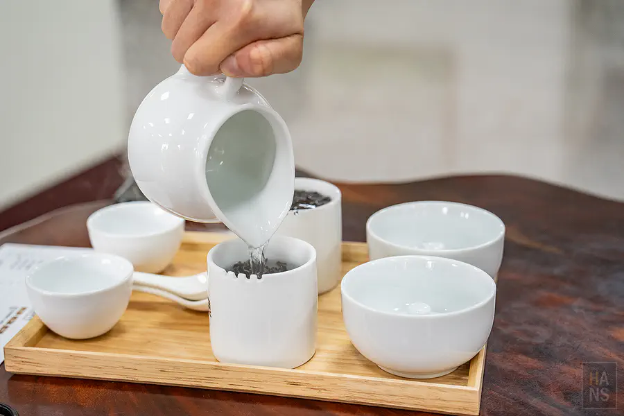 受小綠葉蟬叮咬而產生蜜香的東方美人茶樹