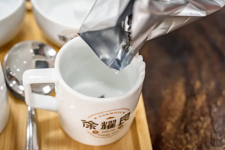 大家開心地在美麗的徐耀良茶園中合影留念