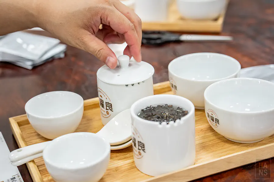 遊客們在展售區內開心選購高品質的茶葉伴手禮