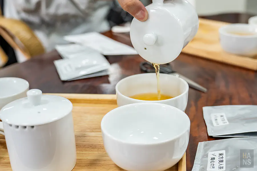 從不同角度欣賞鑑定杯中清透的茶湯