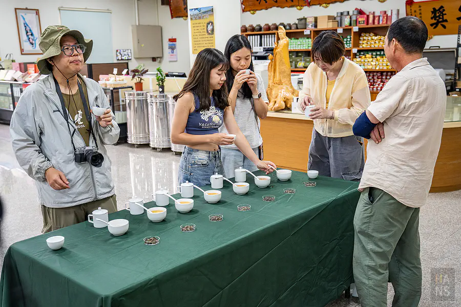 講師仔細講解如何透過聞香辨別茶葉優劣