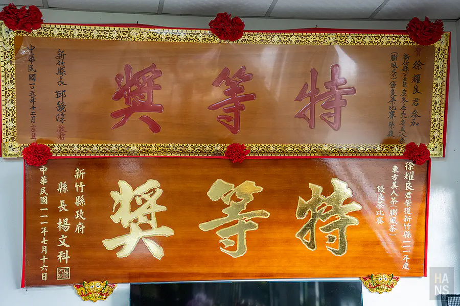 大家熱烈討論兩款盲測茶湯的口感差異