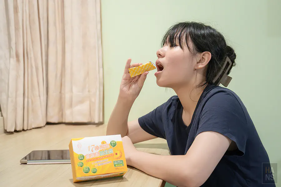 Zoe妹妹自己動手撕開17喚明亮葉黃素益生菌隨身包