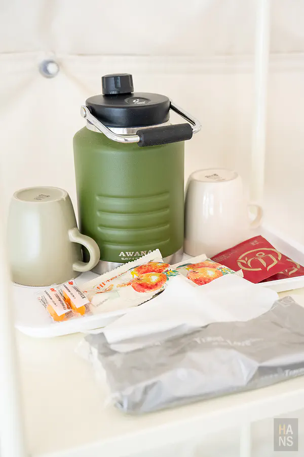 房內備有保溫壺、茶包與耳塞