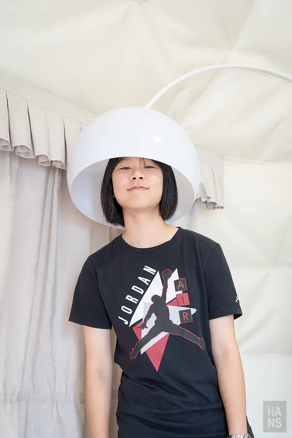 Jean在帳內玩著造型立燈
