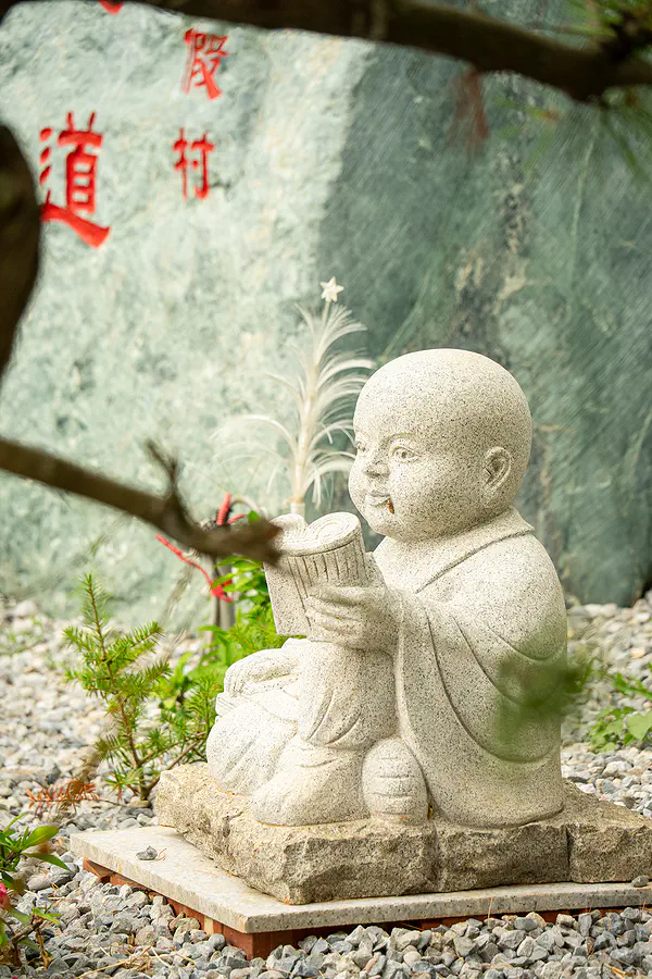 充滿禪意的小沙彌讀書石雕