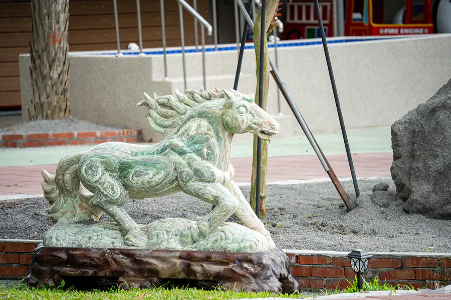 精緻的綠色駿馬石雕造景