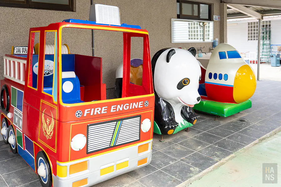 可愛的兒童投幣搖搖車設施
