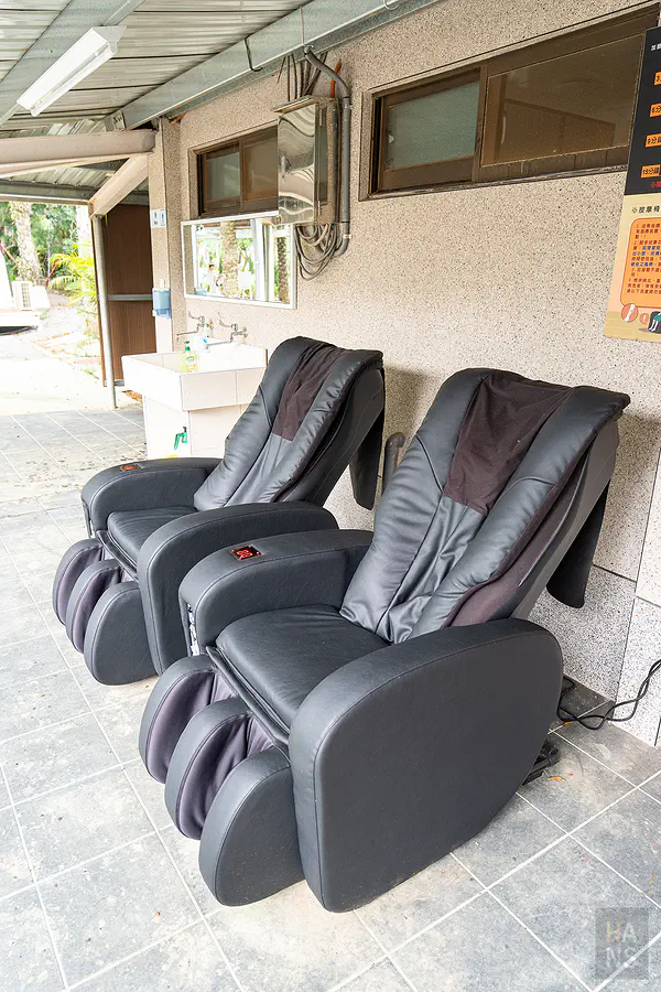 供旅客放鬆的投幣式按摩椅