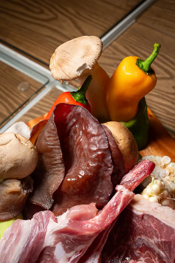 各式肉類、蔬菜與佐料大合照