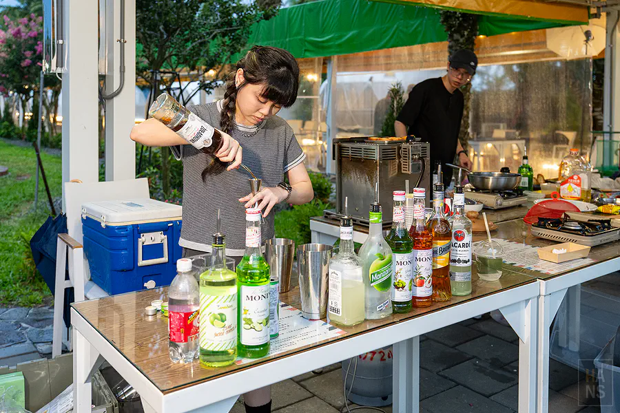 女調酒師現場調配特色飲品