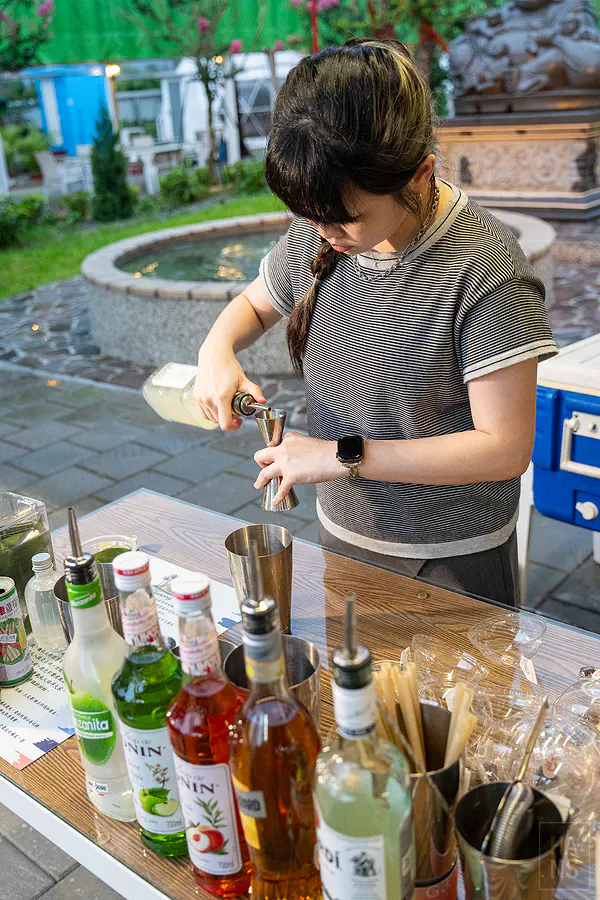 專注測量酒譜比例的調酒師
