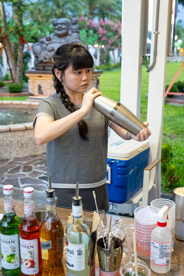 帥氣搖盪雪克杯的現場調酒演出
