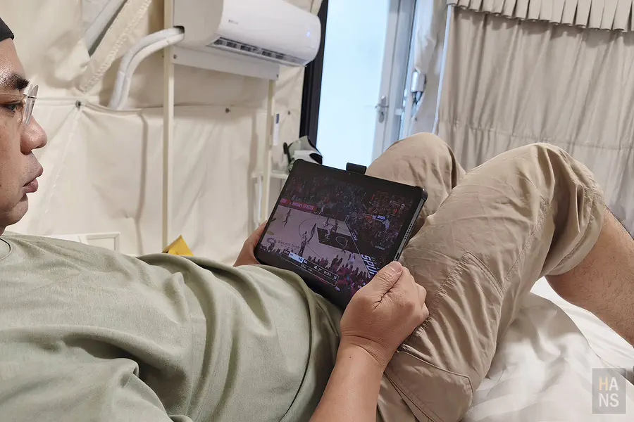 翰斯躺在床上愜意地看NBA球賽