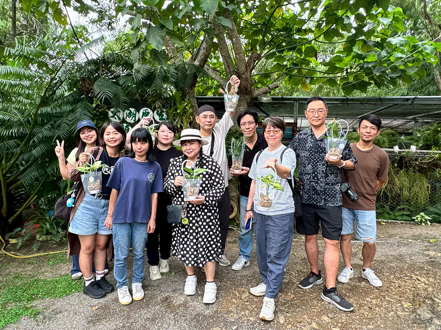 媒體踩線團在太湖原生植物園前捧著手作苔球大合照