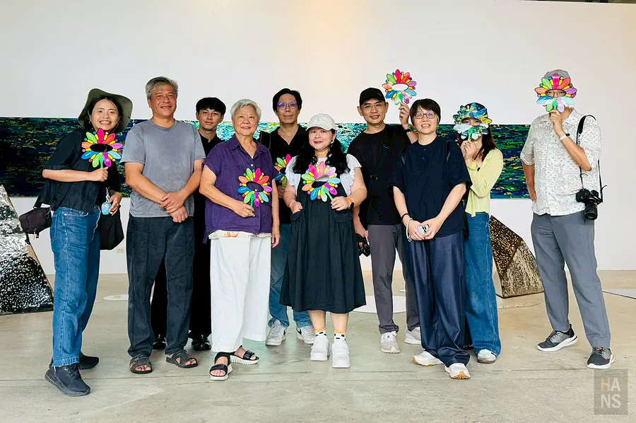 媒體踩線團與賴純純老師在作品前的大合照