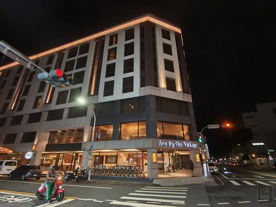 南豐鐵花棧夜間外觀，暖色燈光下的飯店建築