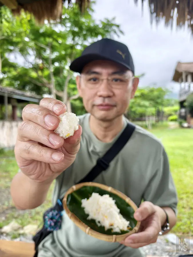 翰斯在達麓岸部落屋體驗手捏糯米飯糰