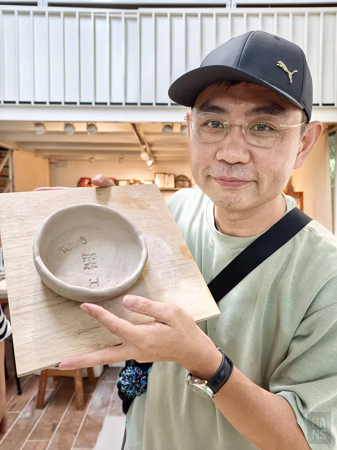 翰斯展示在心燈窯坊手作完成的陶碗作品