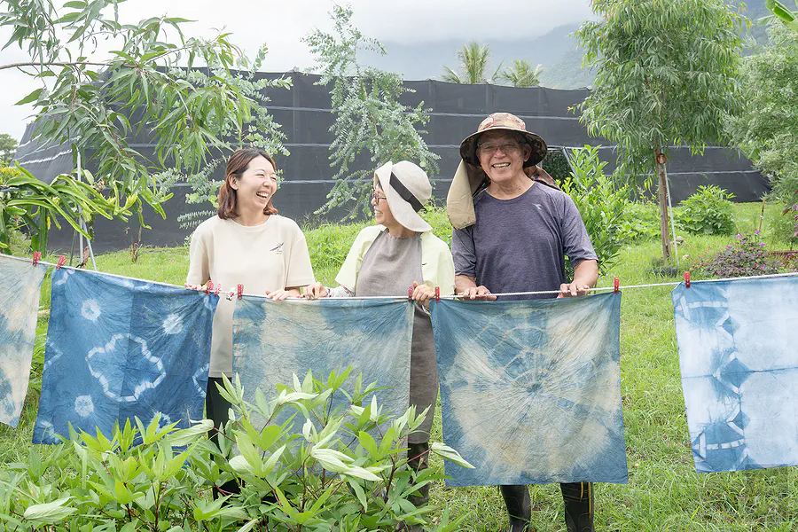 植物移印染成品晾曬，體驗者與園主開心展示藍染方巾
