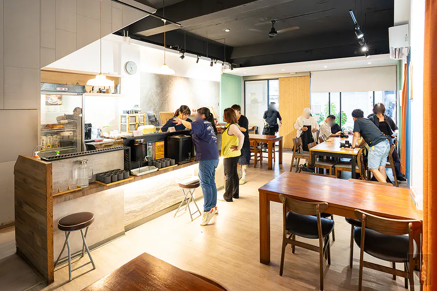 蔥薑蒜料理小廚店內明亮的木質用餐空間