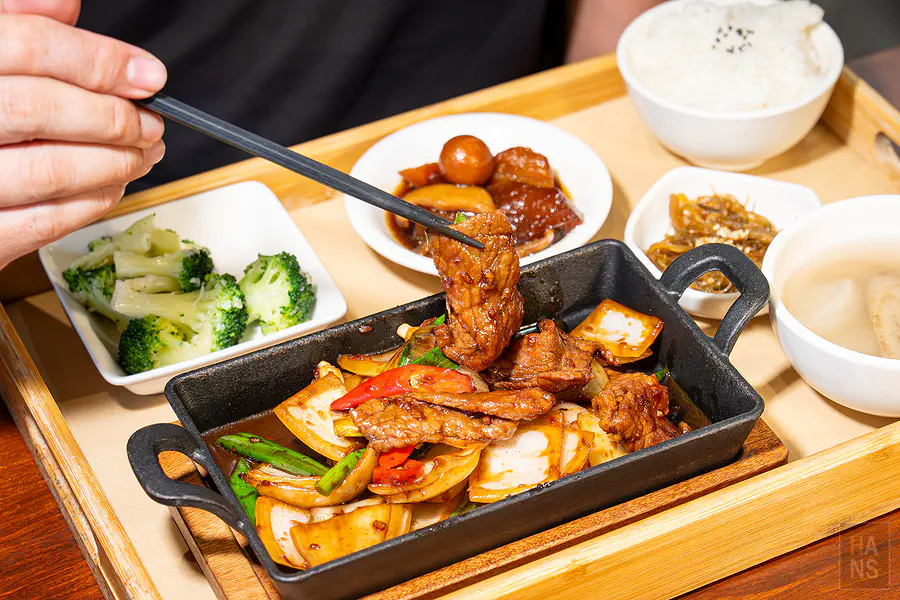 蔥薑蒜料理小廚鐵板牛肉套餐，配菜豐富的定食組合
