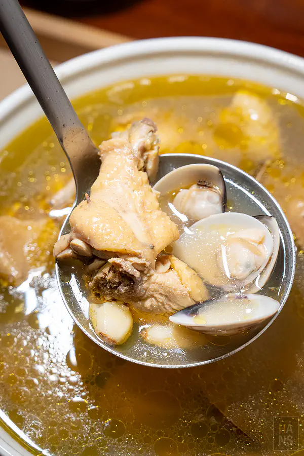 蔥薑蒜料理小廚蛤蜊雞湯，湯頭清甜料多實在