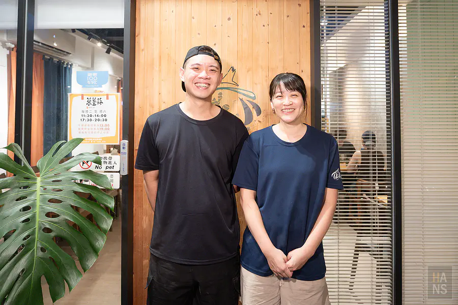 蔥薑蒜料理小廚老闆夫妻在店門口的溫馨合照
