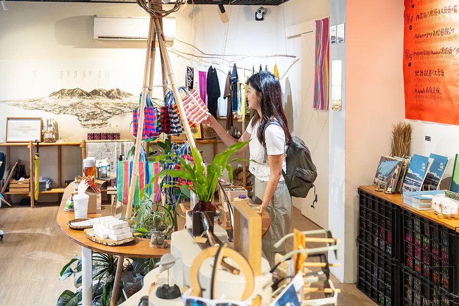 都蘭國選物店內的部落職人手工編織與文創商品