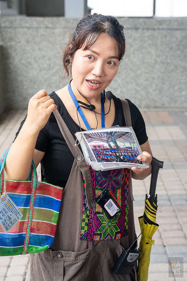 都蘭部落導覽老師以老照片介紹阿美族文化