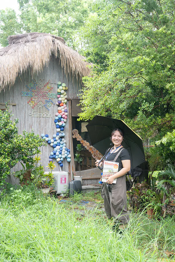 都蘭部落織屋外觀，茅草屋簷下掛滿彩色毛線球