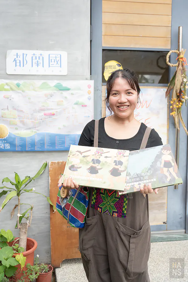 都蘭國詢問站門口，導覽老師展示部落文化繪本