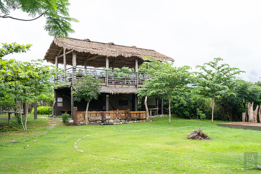達麓岸部落屋茅草建築外觀，漂流木搭建的兩層樓部落屋