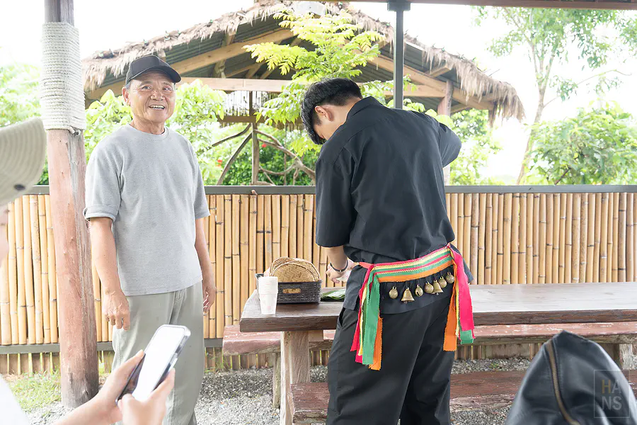 達麓岸部落屋主人與繫上傳統臀鈴的服務體驗