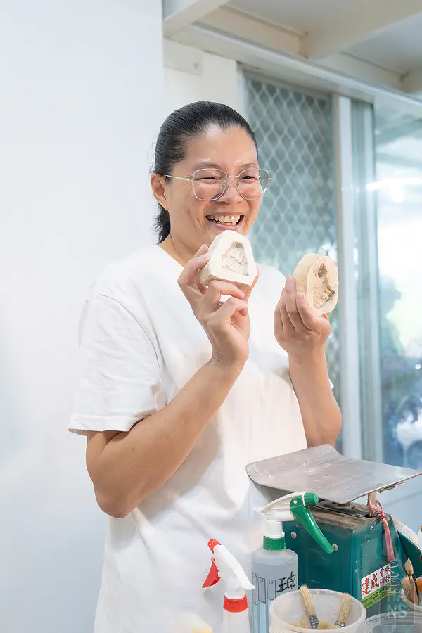 心燈窯坊老師拿著模具講解陶藝製作步驟
