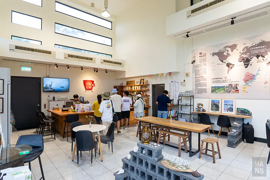 艾蘭哥爾咖啡店內挑高空間與世界咖啡產區地圖牆