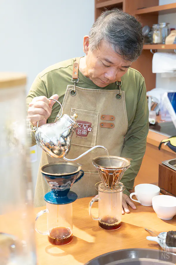 艾蘭哥爾咖啡老闆專注手沖台東自然農法咖啡