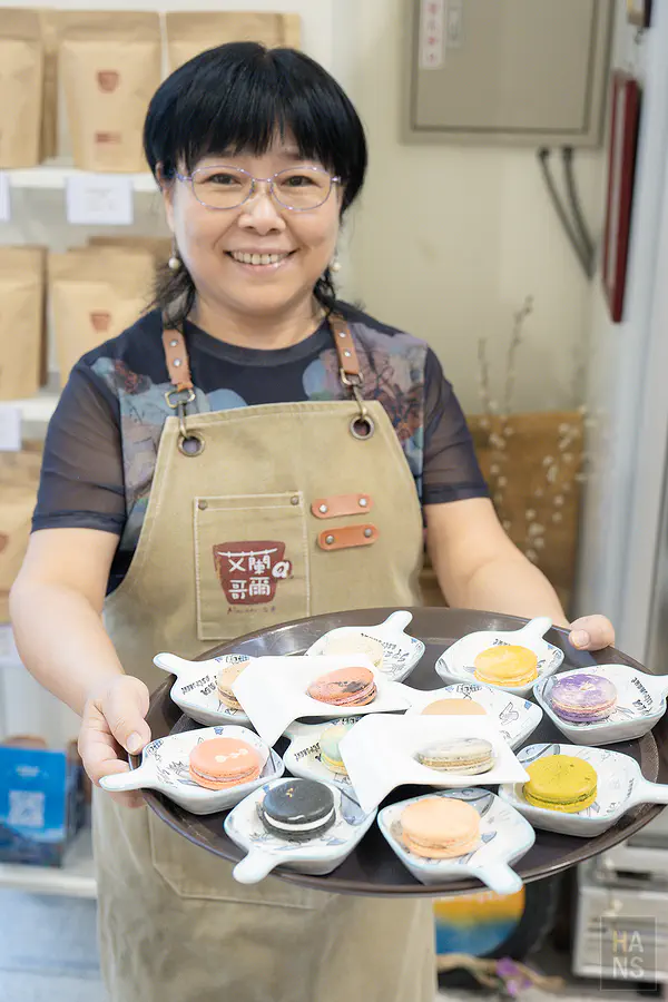 艾蘭哥爾咖啡老闆娘端出色彩繽紛的手作馬卡龍