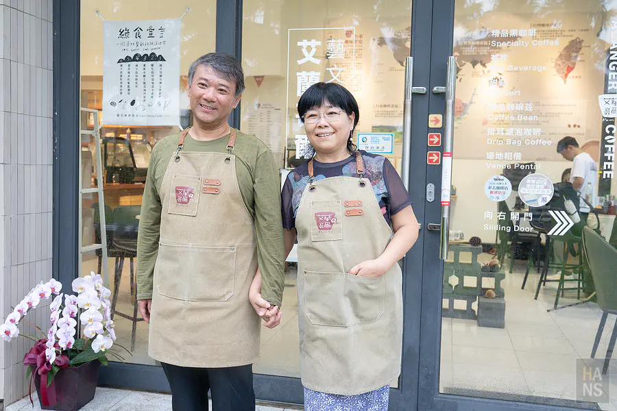 艾蘭哥爾咖啡主人夫妻在店門口的合照