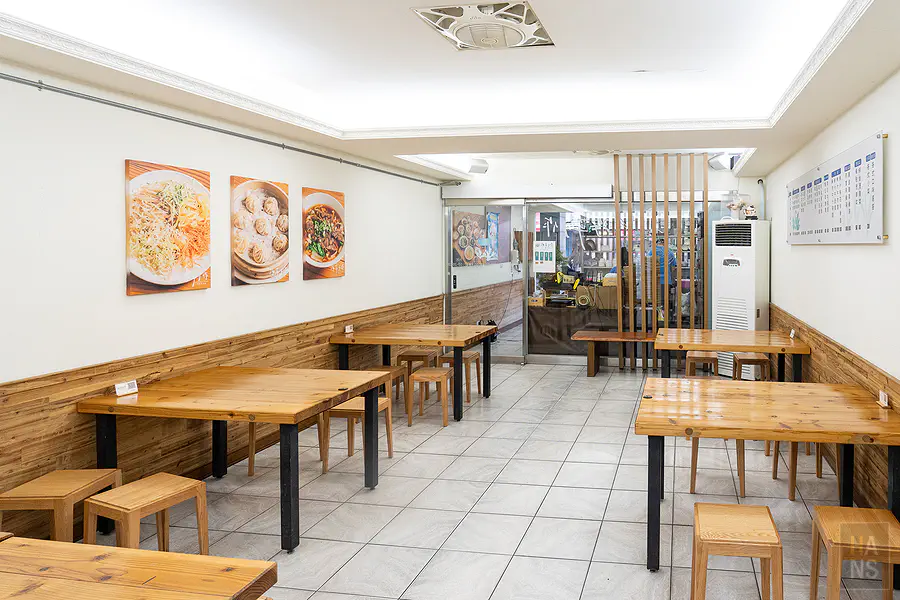 海草手作健康輕食館店內木質簡約的用餐空間