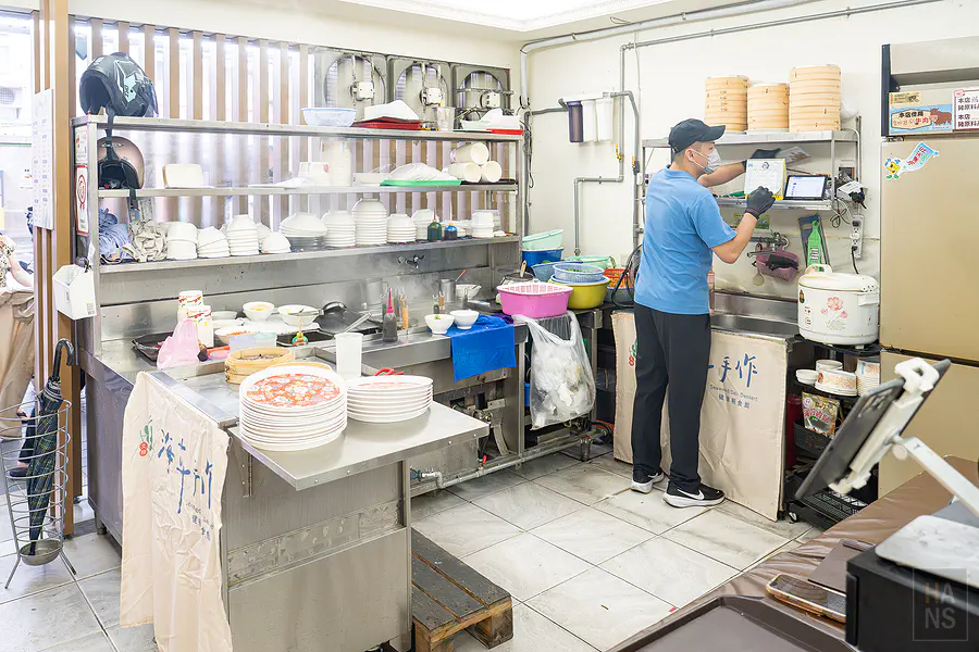 海草手作健康輕食館整潔的開放式廚房與蒸籠